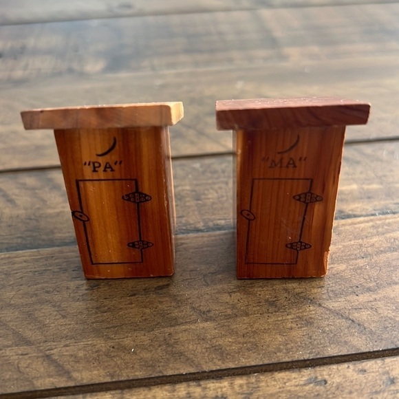 Vintage Wooden Outhouse Salt And Pepper Shakers -Ma & "Pa - Picture 1 of 6